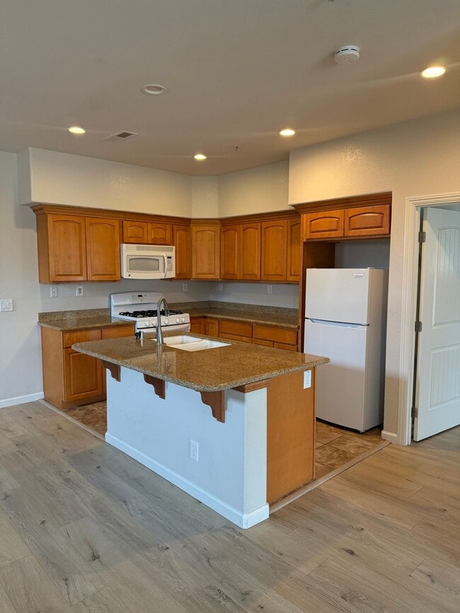 Building Photo - Beautifully Maintained 2 bedroom 2 bathroom Condo