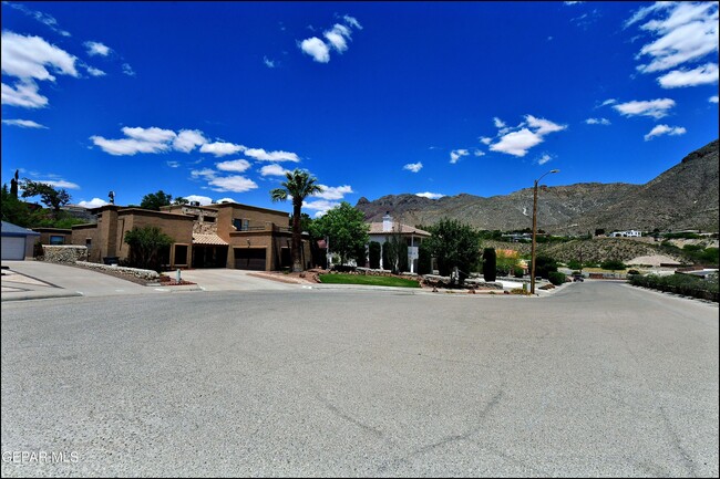 Building Photo - 529 Castlerock Ln