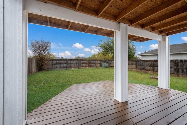 Building Photo - Freshly Painted Spacious 4 Bedroom!