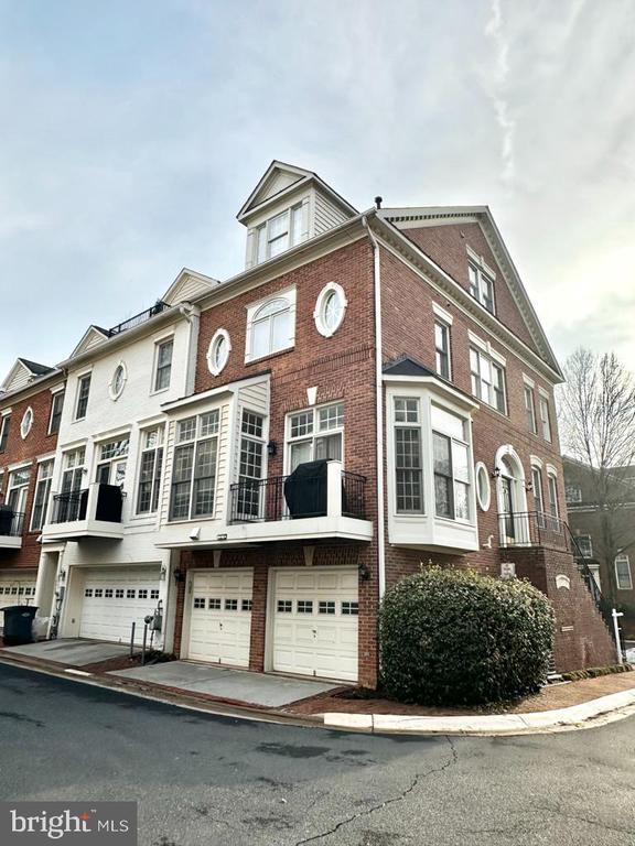 Building Photo - 1607 Seneca Ave