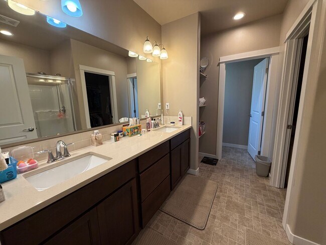 Building Photo - 7535 W Corona Dr