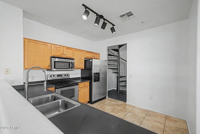 Building Photo - 2233 E Huntington Dr