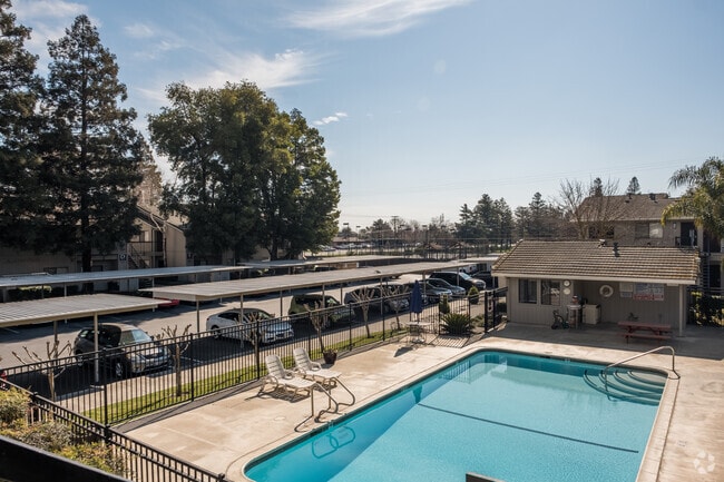 Building Photo - Manteca Golf and Tennis Villas