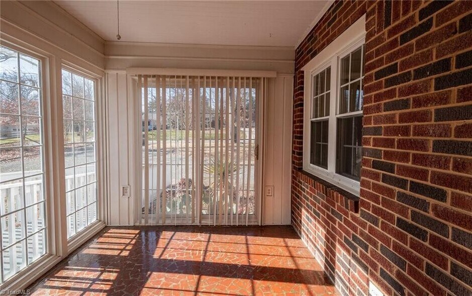 Building Photo - 208 Tremont Dr