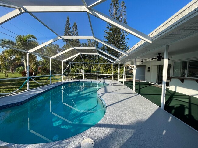 Building Photo - 1911 SE Gaskins Cir