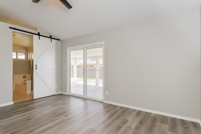 Building Photo - 403 Royal Greens Dr