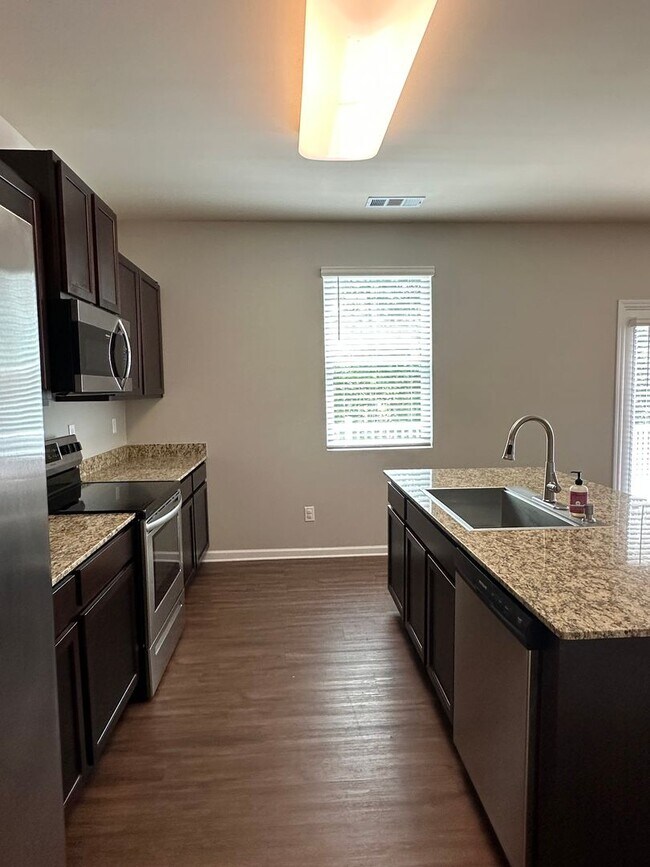 Building Photo - 4 Bedroom home in Gainesville!