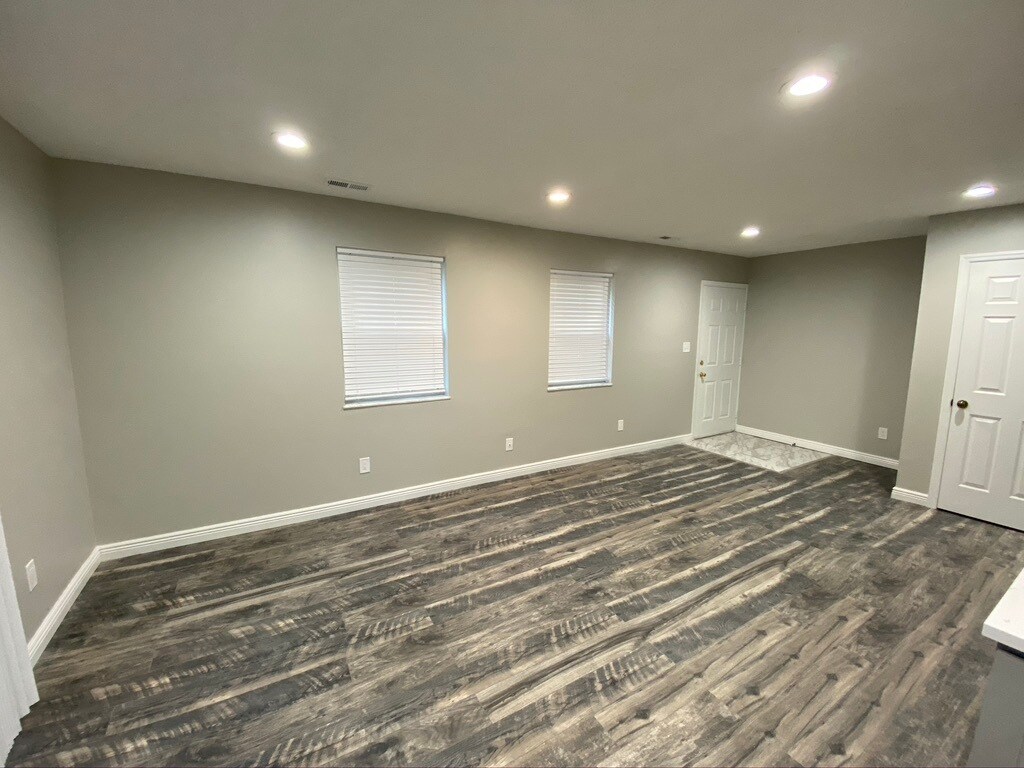 Building Photo - 9057 W Swan Cir