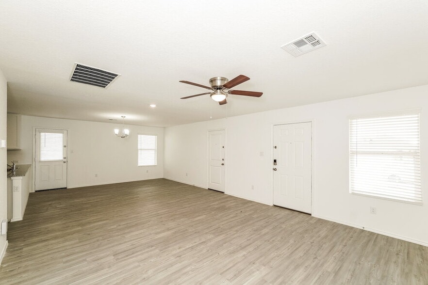 Building Photo - 2441 Double Oak Dr