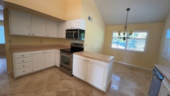 Building Photo - 649 Daffodil Dr