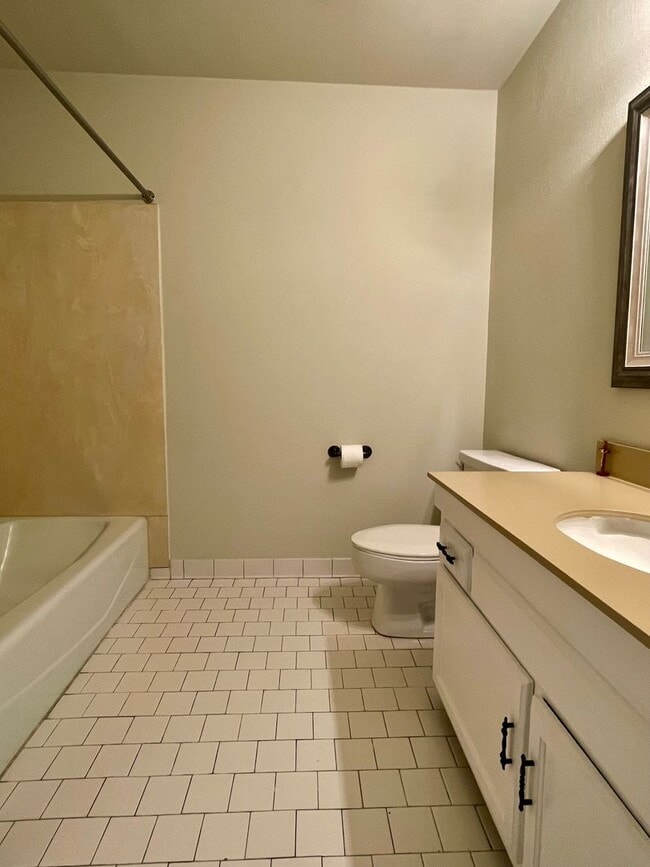 Building Photo - Beautiful 3 Bedroom 3 Bathroom Townhome for Rent