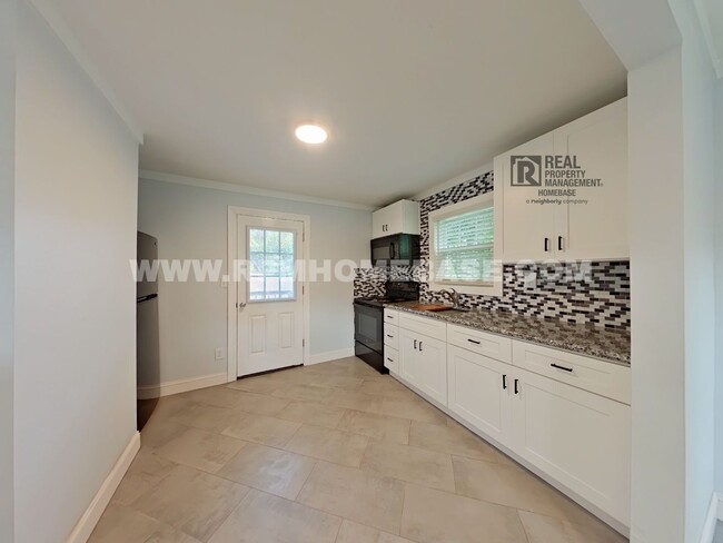 Building Photo - 360 Virtual Tour! 2 bed, 1 bath on large l...