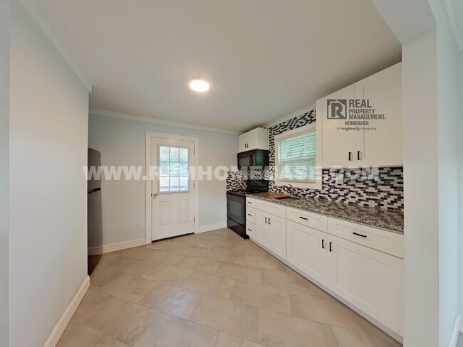 Building Photo - 360 Virtual Tour! 2 bed, 1 bath on large lot with fenced in backyard!