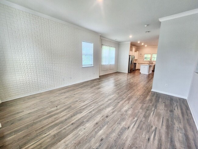 Building Photo - Well maintained end unit townhome in Grand...