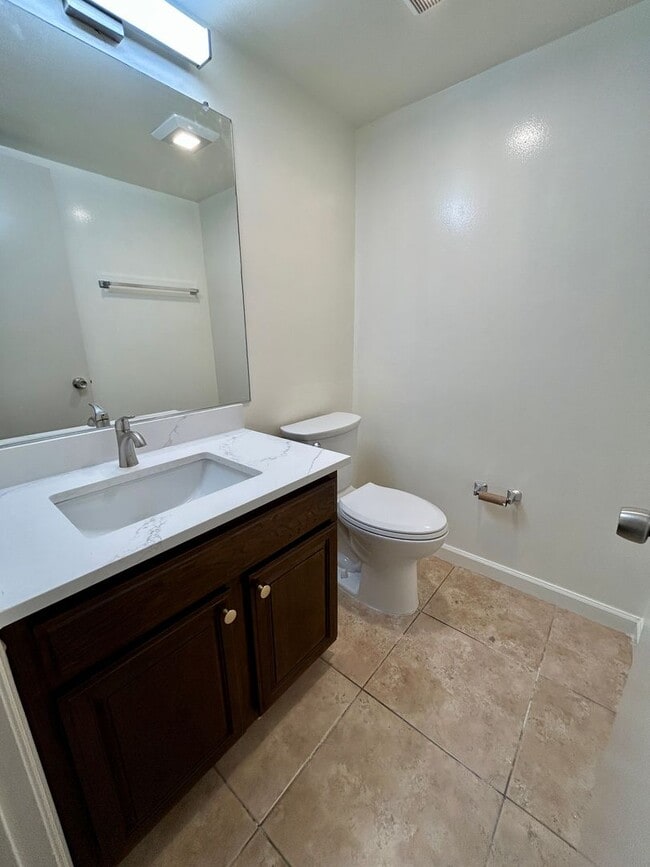 Building Photo - Updated townhome in the heart of Fremont