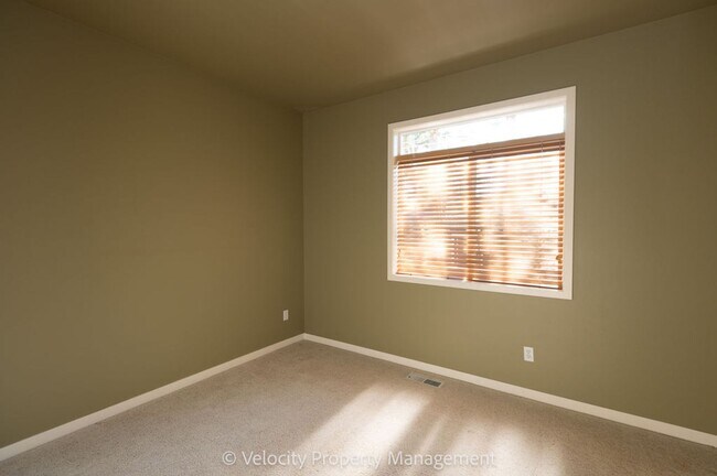 Building Photo - Single Level Home Near Rivers Edge Golf Course!