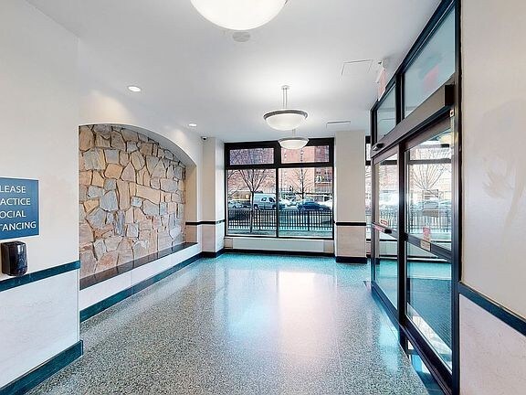 Building Photo - 2925 W 5th St