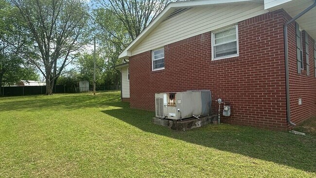 Building Photo - 204 Crest Dr