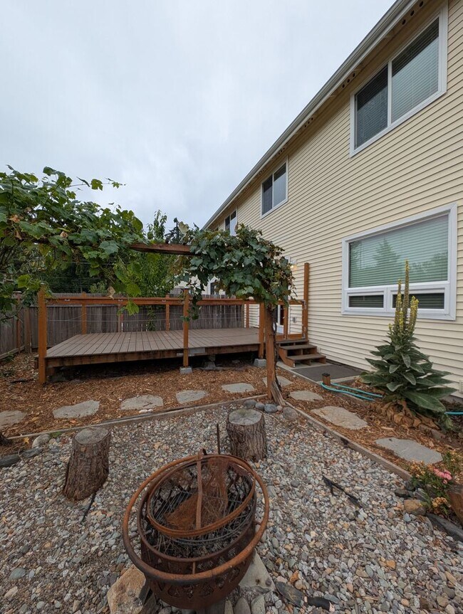 Building Photo - A Gardeners Oasis! 3 Bedroom Townhome for ...