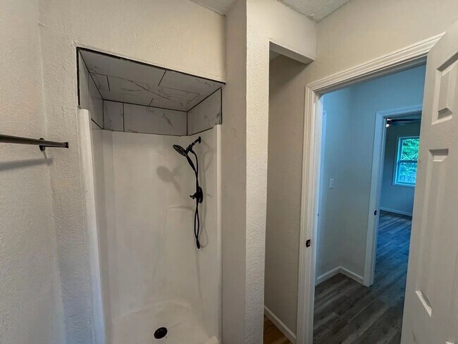 Building Photo - 3 Bed 2 Bath 2 Car Garage in Strafford MO