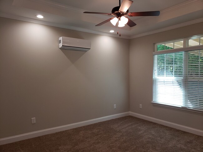 Woodland Springs Townhomes | Spacious Bedrooms w/ Ceiling Fans - Woodland Springs Townhomes I Luxury Townho...