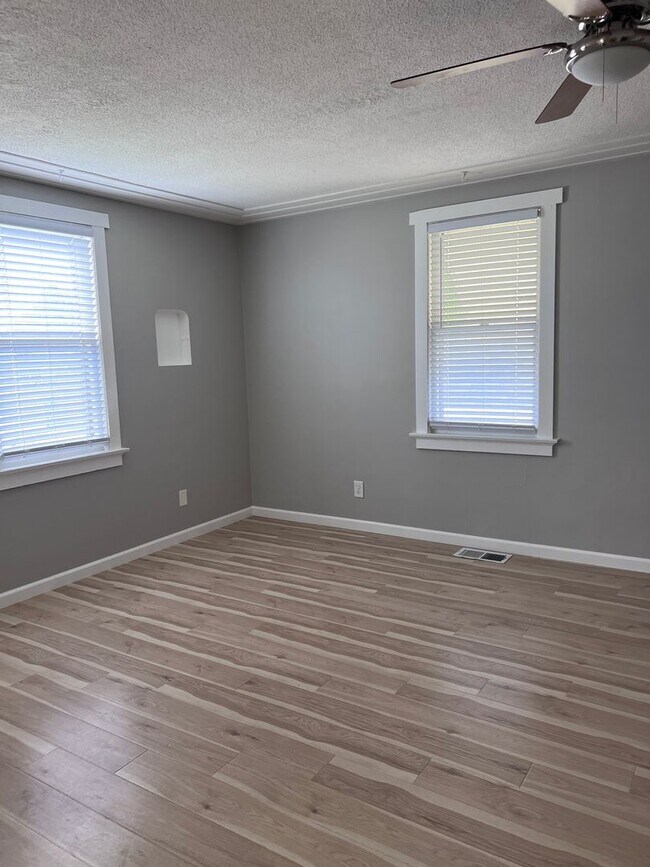Building Photo - 3 Bedroom 1 Bathroom
