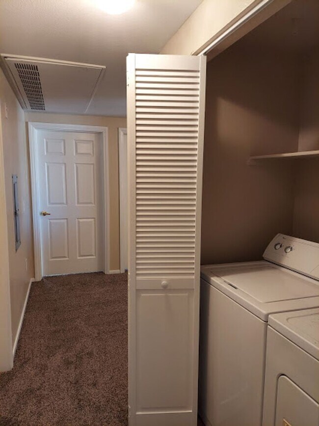 Building Photo - Three bedroom unit on the 2nd floor of gated SE community with pool/spa