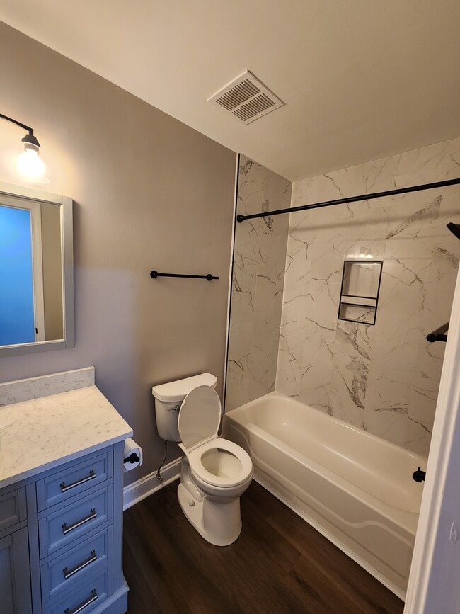 Building Photo - 405 W 7th St