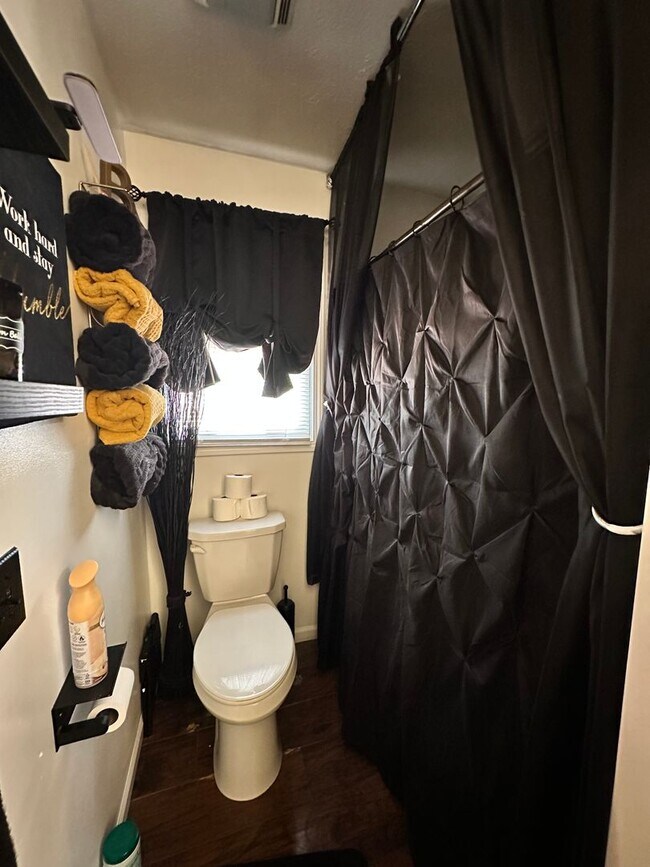 Building Photo - 3 bedroom, 2 Full Bathroom Single Family H...