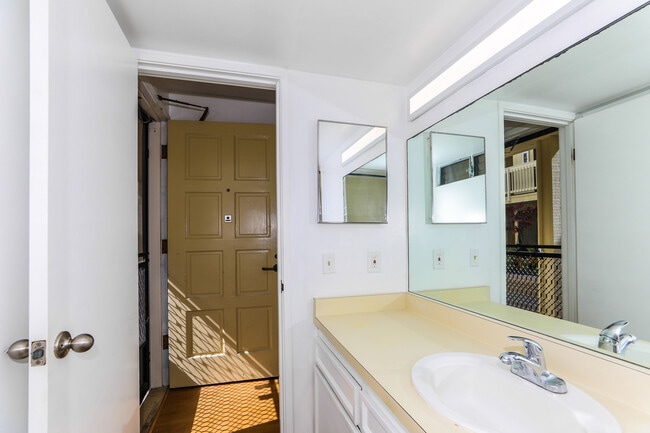 Building Photo - 350 Aoloa St