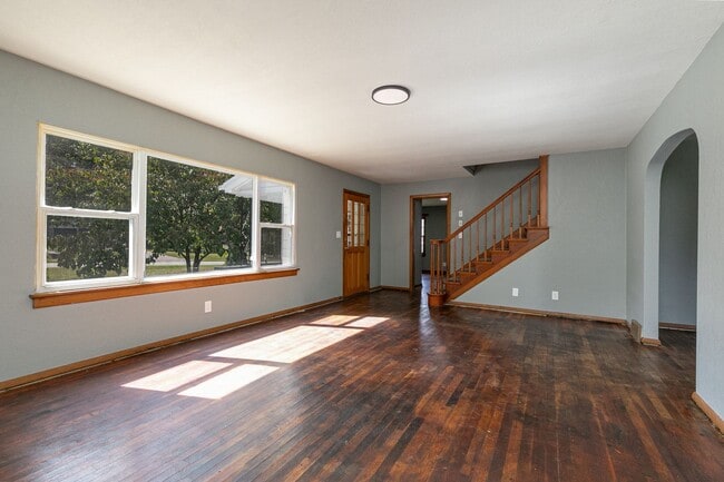 Building Photo - Adorable 4 bedroom | 2 bathroom | 2 car ga...