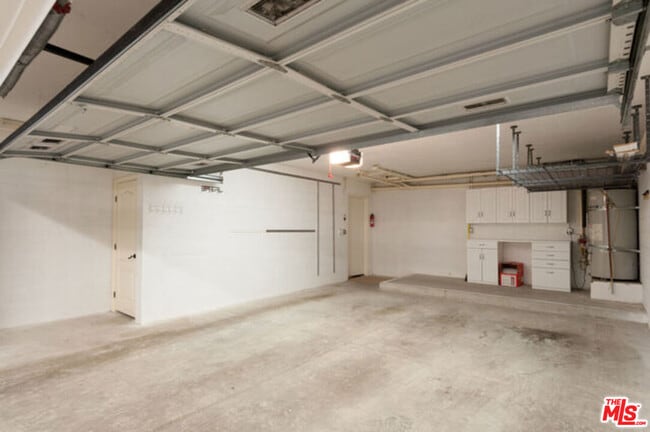 Building Photo - 826 Main St