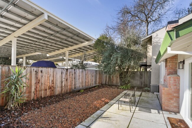 Building Photo - 2 Bedroom 2 Bedroom Home in East Davis with solar
