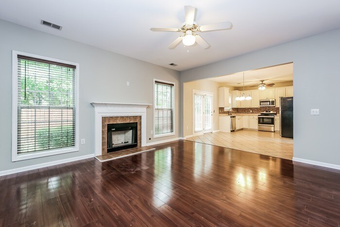 Building Photo - 815 Terrace Creek Dr