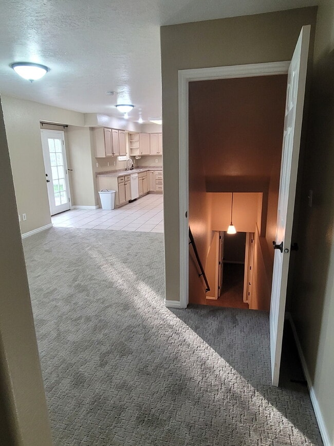 Building Photo - "Spacious 5-Bedroom home with 3.5 Baths and fenced yard!"