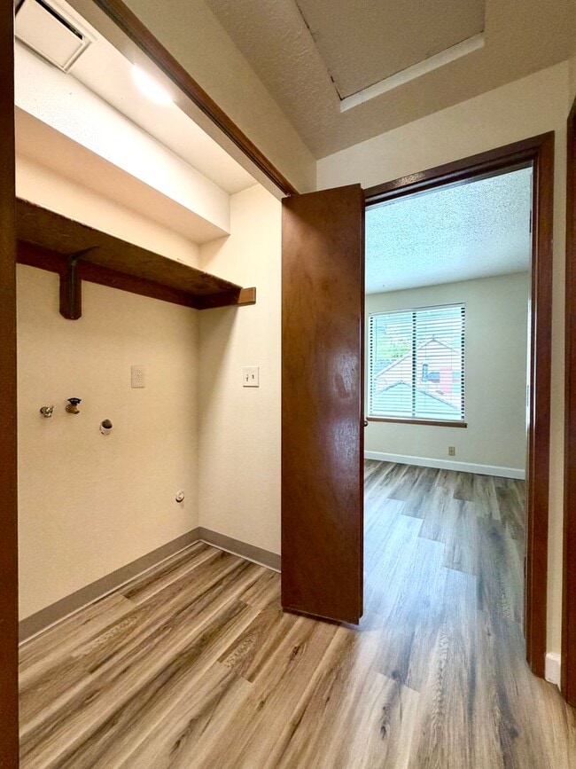 Building Photo - 0152-01D - Elm Tree Garden Apartments D