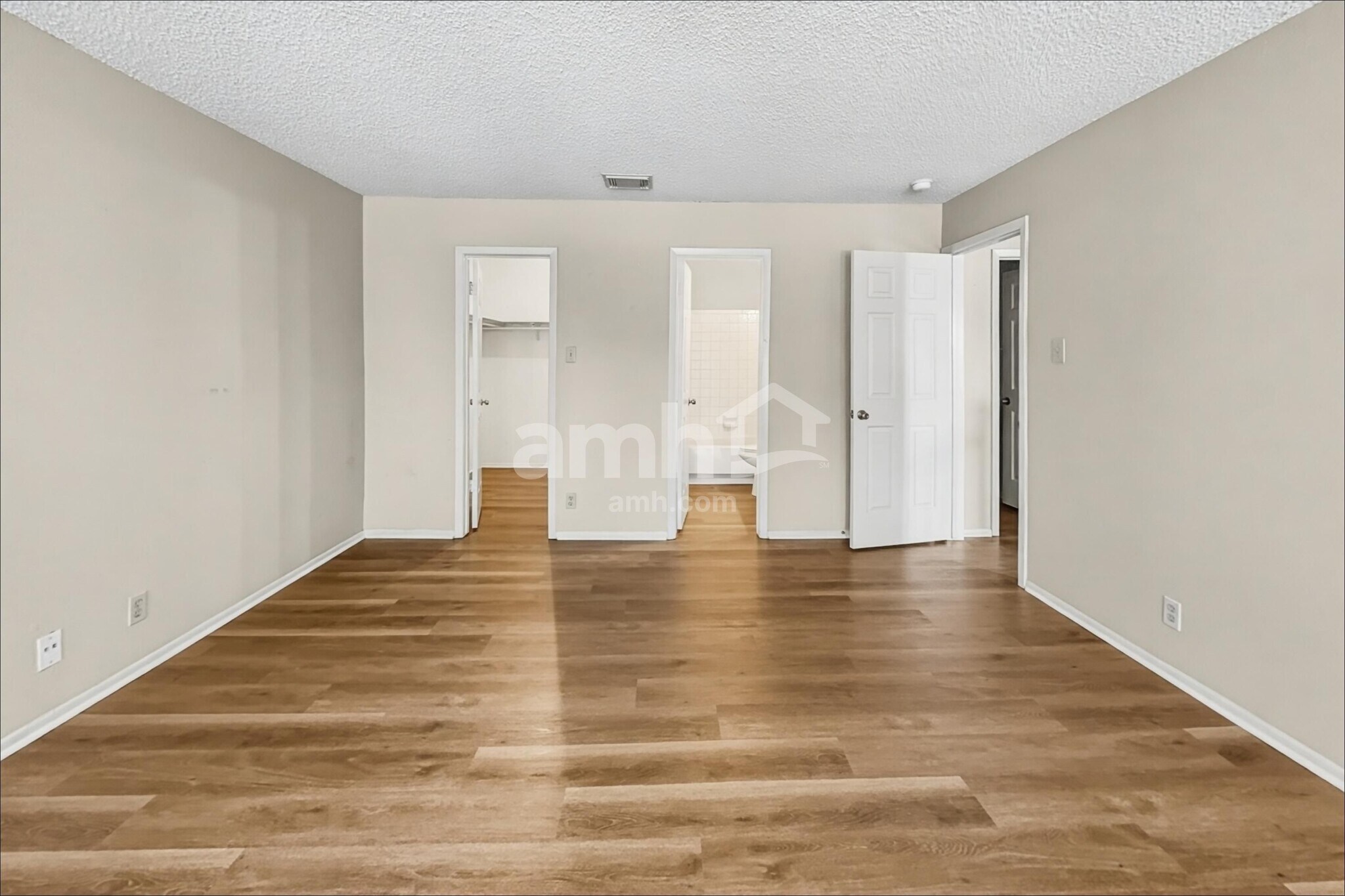 Building Photo - 7659 Chatsworth
