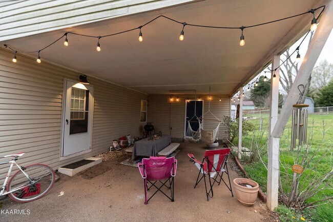 Building Photo - Updated North Knoxville Gem | Massive Fenced Yard & Prime Location!