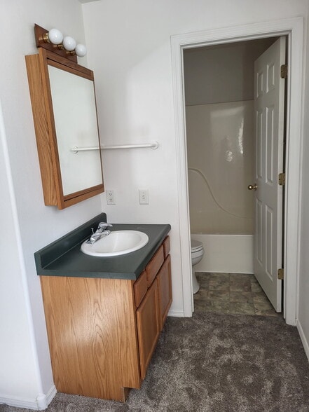 Building Photo - 702 Mantle Dr