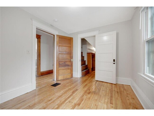 Building Photo - 804 Hawthorne Ave E