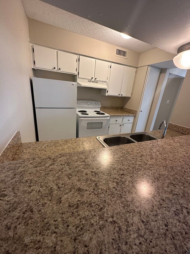 Building Photo - 1BD/1BA Condo located on the Germantown/Me...