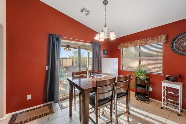 Building Photo - Move in ready 3 bedroom plus a den!
