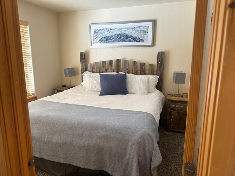 Building Photo - 424 Wolf Park Ln