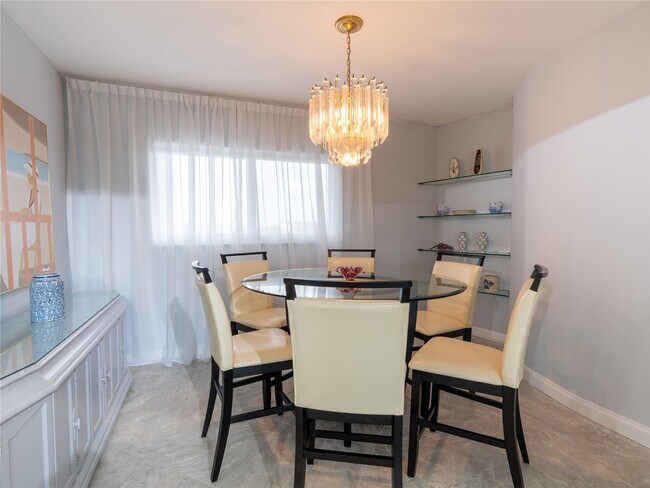 Building Photo - 2850 N Palm Aire Dr