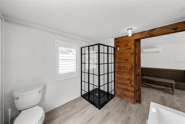 Building Photo - 402 Channel Dr