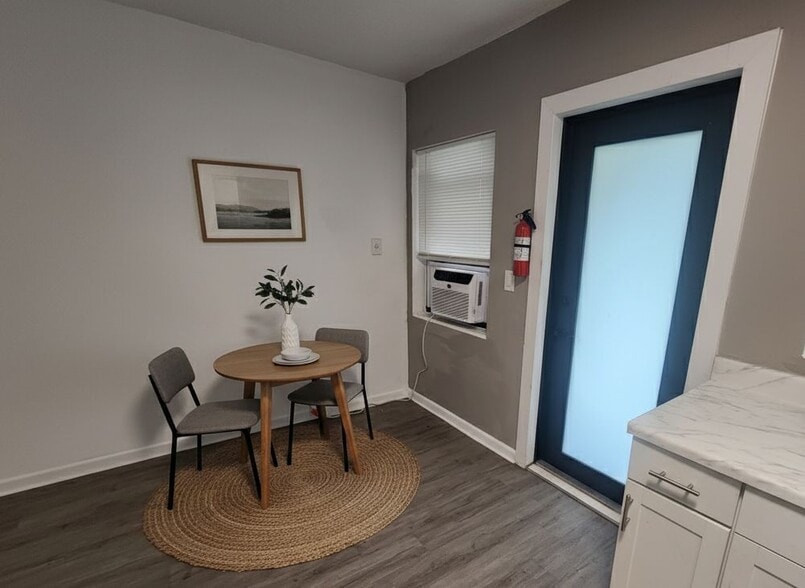 Building Photo - 664 W 2nd St