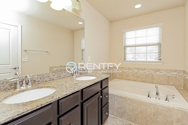 Building Photo - 3303 Major Samuals Way