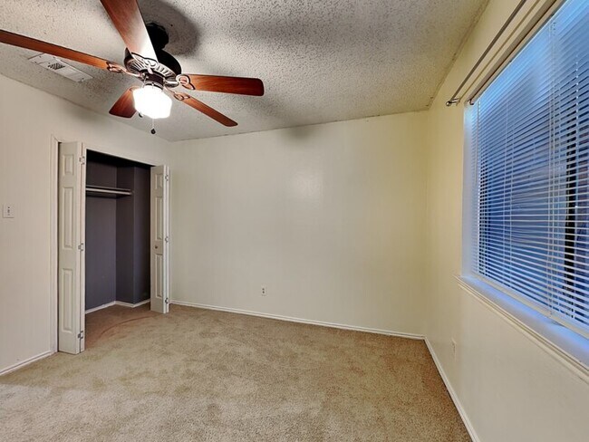 Building Photo - 1012 Garden Trail