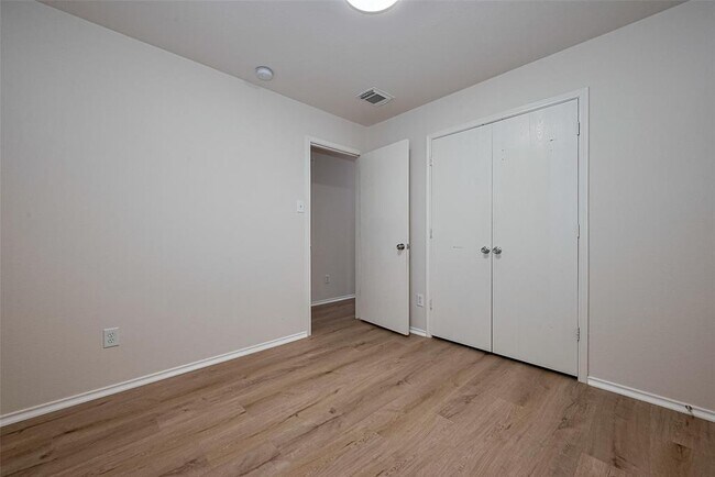 Building Photo - 8435 Westknoll Ln