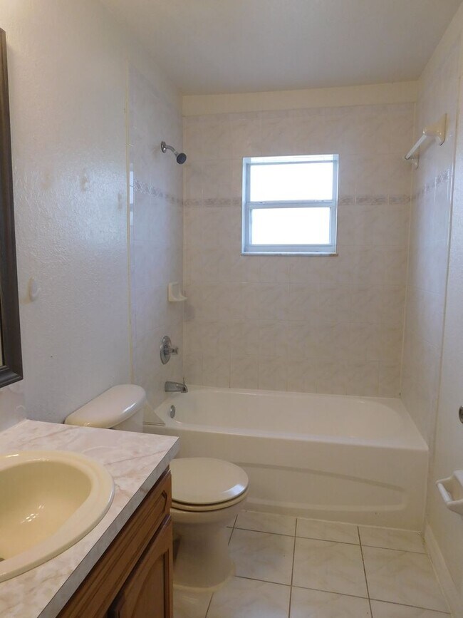 Building Photo - 756 Camel Ct